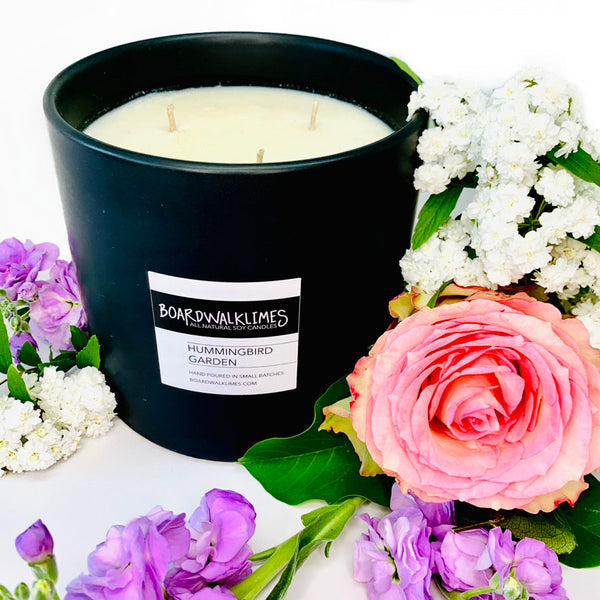 Extra large 3-wick soy candle with beautiful floral notes like lilac, gardenia and rose in a handmade ceramic pot 